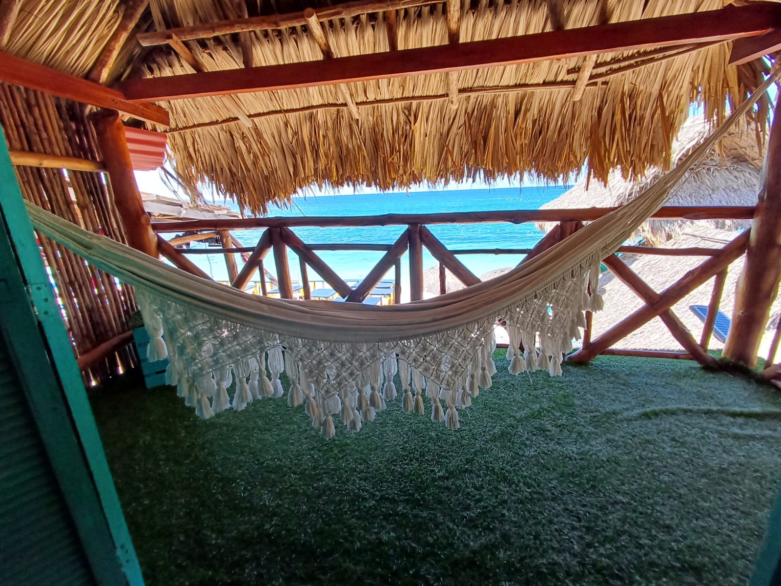 Hamaca blanca con vista al Caribe
